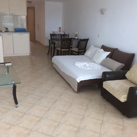 شقة Edward And Maya